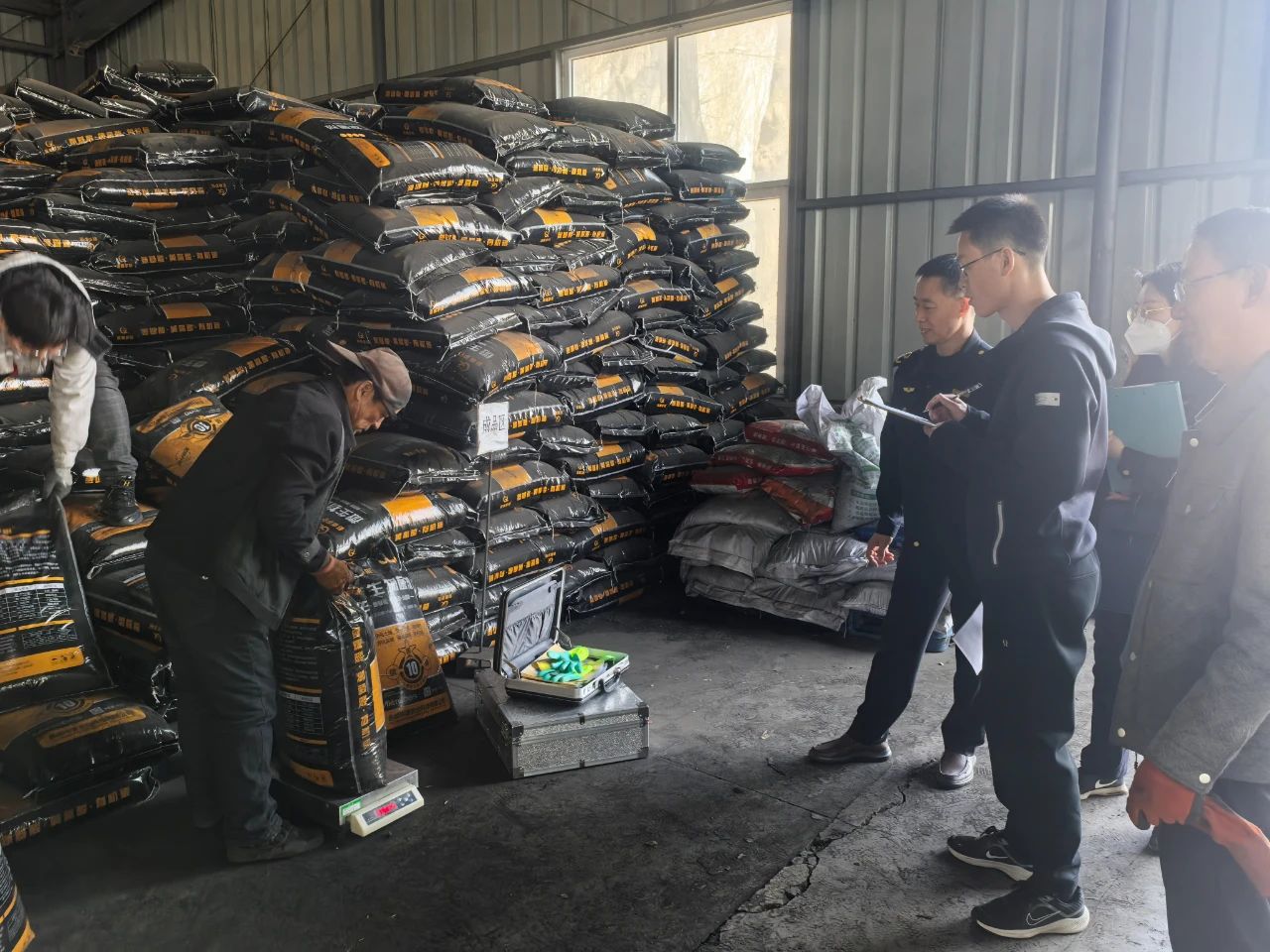 赤峰市产品质量检验检测中心配合市市场监管局开展农资定量包装商品净含量监督抽检工作